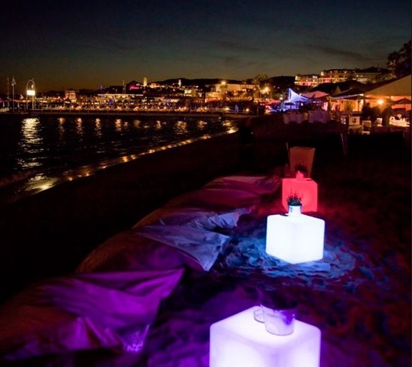 Ambiente chill out con muebles de LED