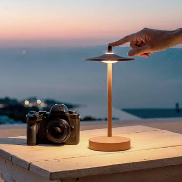 Fotografía del producto: Lámpara de Mesa LED Portátil para Exterior Metal con Batería Recargable Milevani