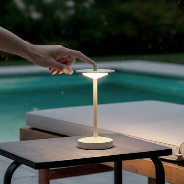 Fotografía del producto: Lámpara de Mesa LED Portátil para Exterior Metal con Batería Recargable Estepona