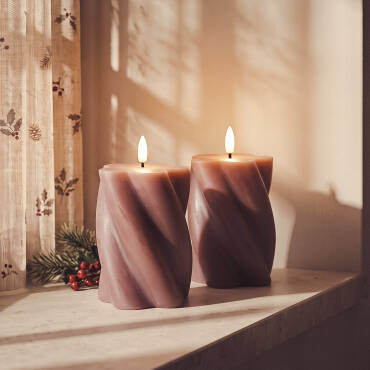 Duas velas decorativas de cera com LED e design ondulado da Velia