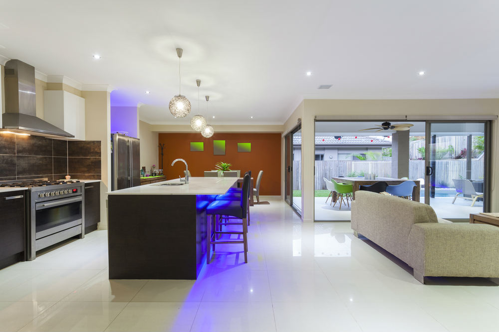 Encimera de la cocina iluminada con tiras LED