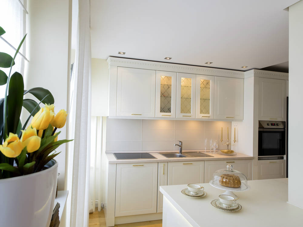 Iluminación en el interior del armario de la cocina con tiras led