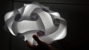 Do-it-yourself-Lampe aus Papier