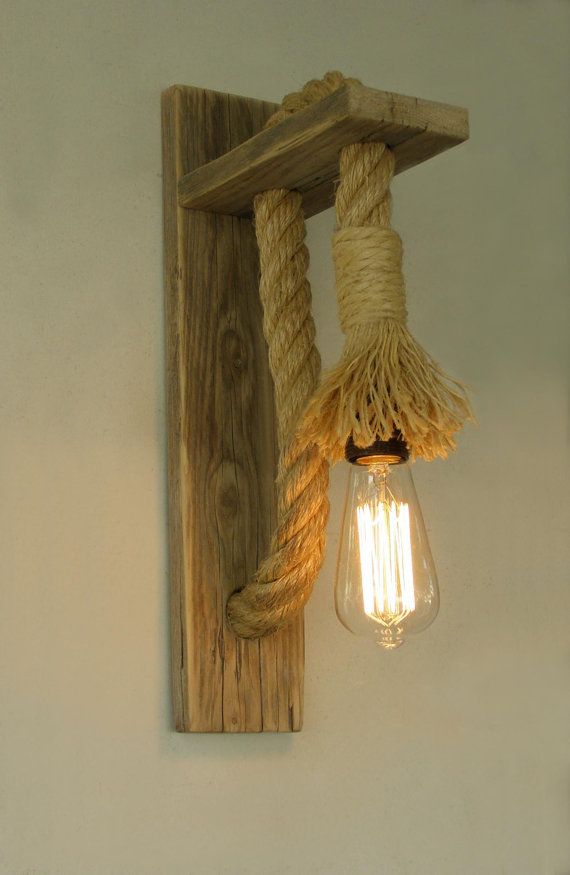 Lâmpada de parede feita de corda e uma lâmpada de filamento.