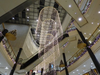 lampara decorativa en un espacio comercial