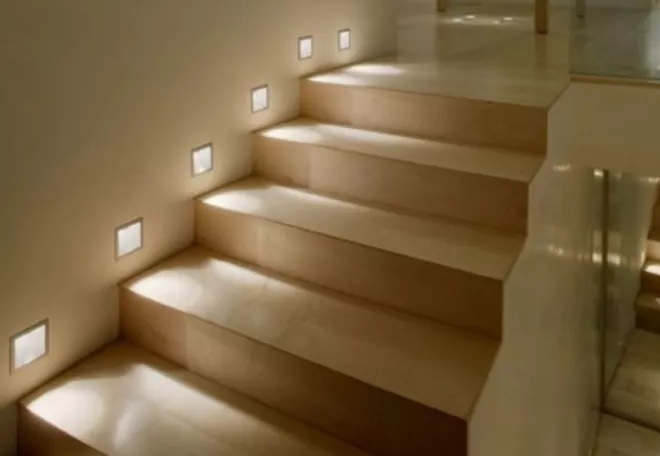 Faróis de LED nas escadas