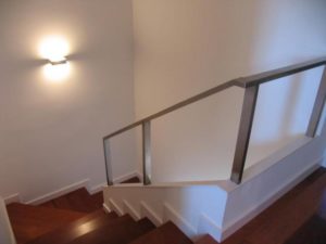 Escalera iluminada con un plafón