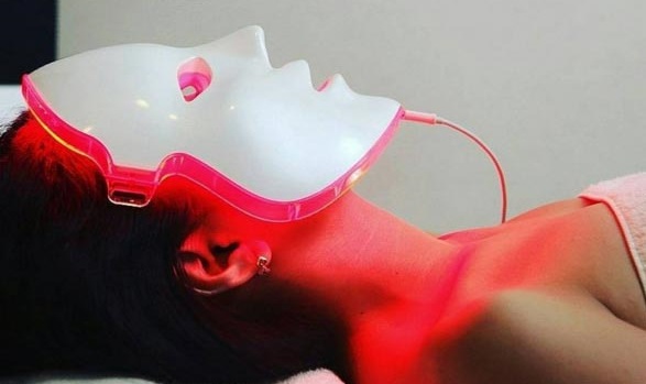 Terapia facial con mascara LED