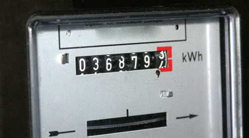 Un contatore analogico indica i kWh consumati.