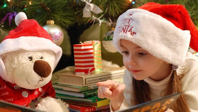 niña leyendo un cuento de navidad