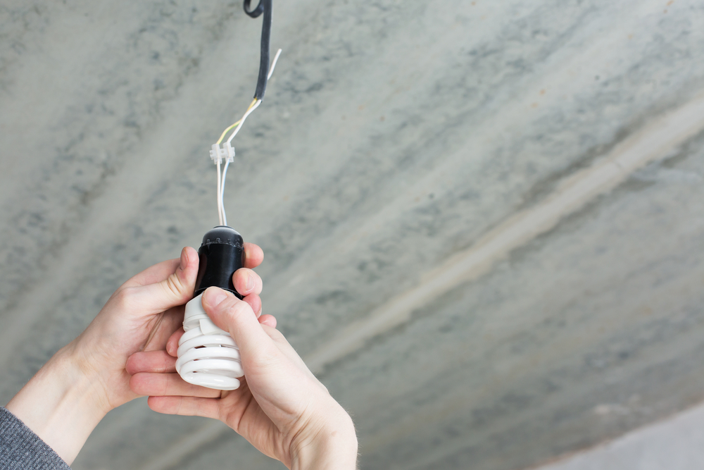 La razón por la que la luz del interior del coche se queda encendida cuando  cierras