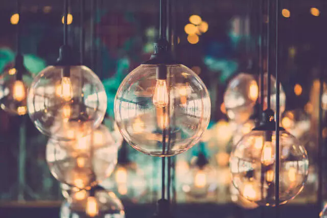Filament lamp globe