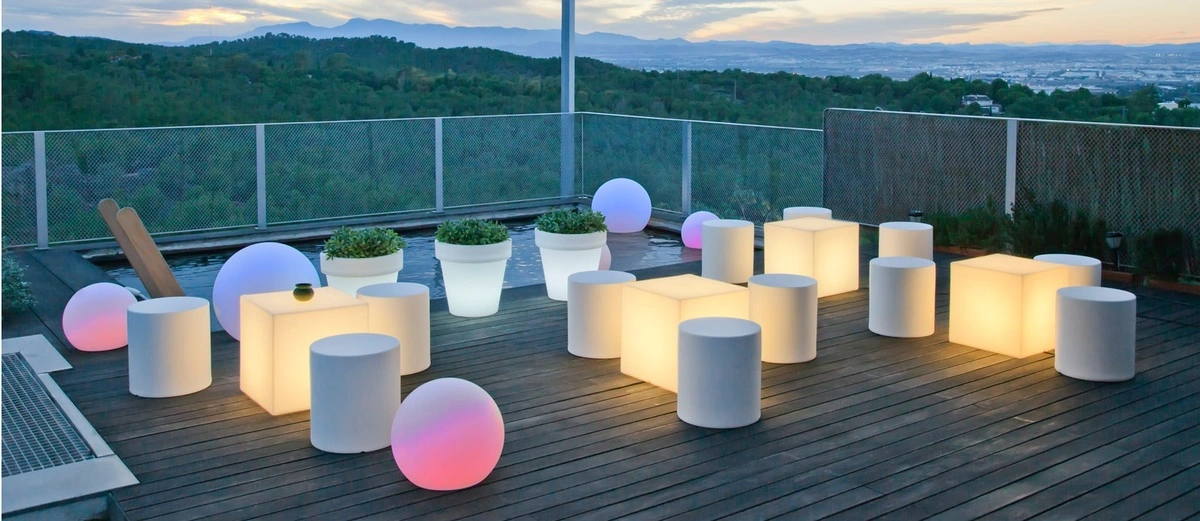 decoración de jardines con muebles LED