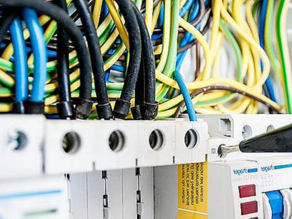 Cables Eléctricos De Colores Que Salen De Una Caja De Empalmes Abierta,  Durante La Renovación De Un Apartamento. Cables Eléctricos Que Salen De  Tubos Corrugados Dentro De La Caja De Empalmes Colocada