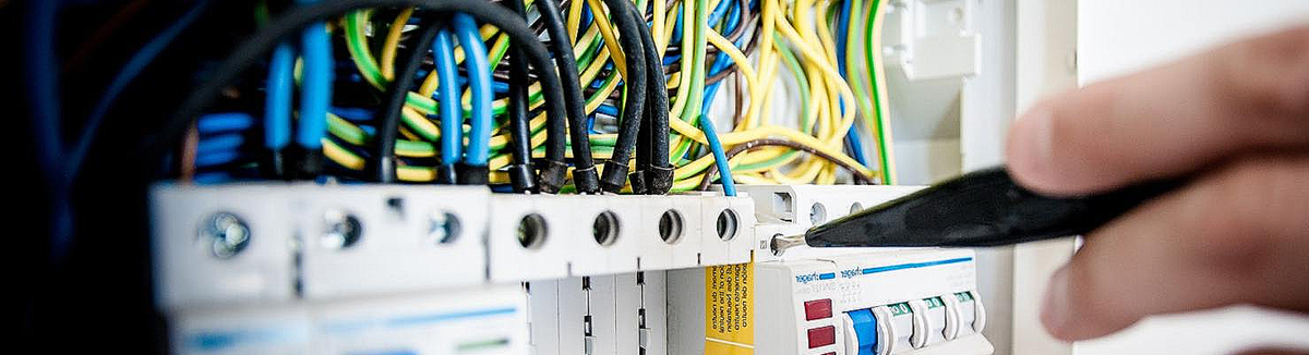 Cables Eléctricos De Colores Que Salen De Una Caja De Empalmes Abierta,  Durante La Renovación De Un Apartamento. Cables Eléctricos Que Salen De  Tubos Corrugados Dentro De La Caja De Empalmes Colocada