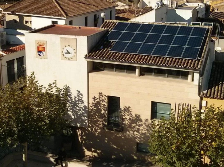 casa con paneles solares