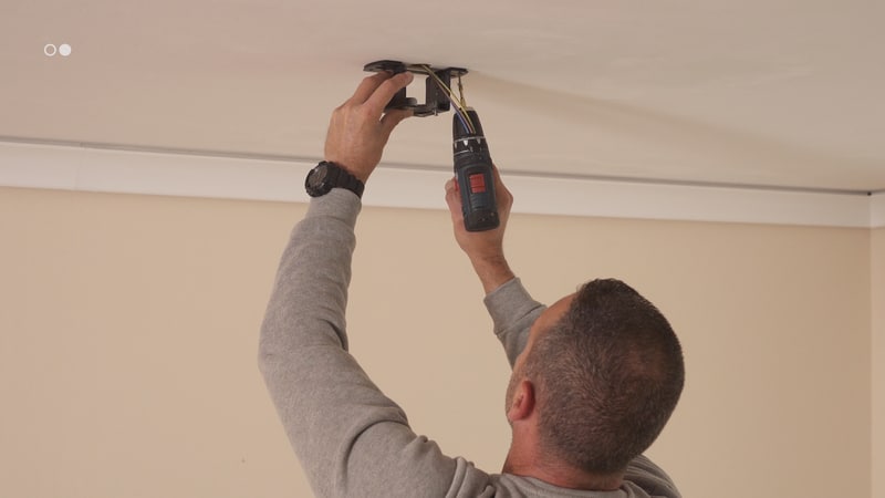 Fijar el soporte del ventilador al techo