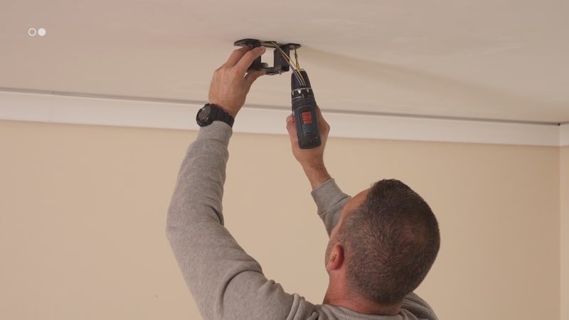 Befestigung der Ventilatorhalterung an der Decke