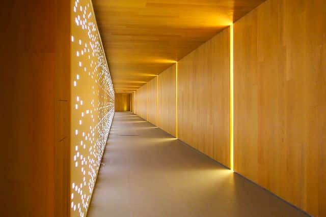 pasillo con luz de diseño