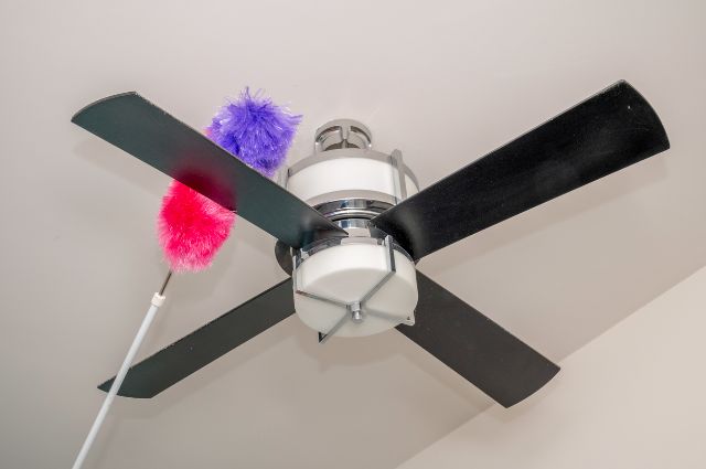 teleskopická prachovka na čištění ventilátoru