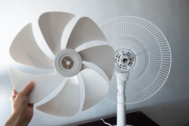 demontovaný stojanový ventilátor