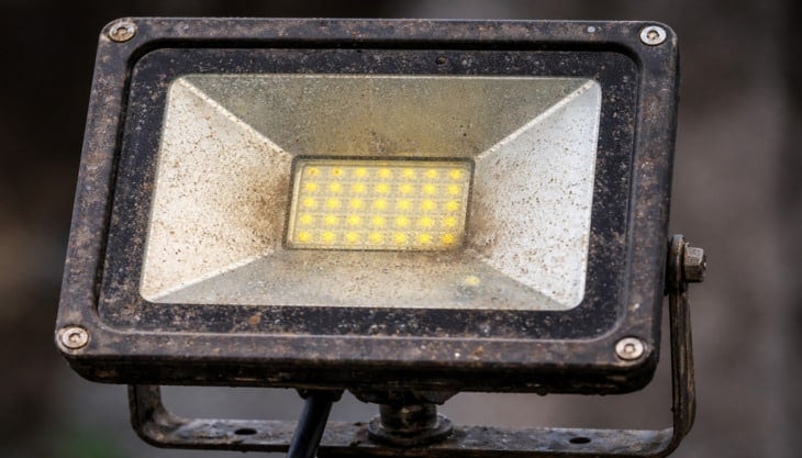 Stary i uszkodzony reflektor LED