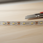 ¿Por dónde hay que cortar una tira LED para no dañarla? Tira LED con puntos de corte claramente señalizados para realizar el recorte correctamente