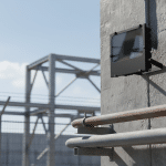 Foco proyector en zona industrial apagado