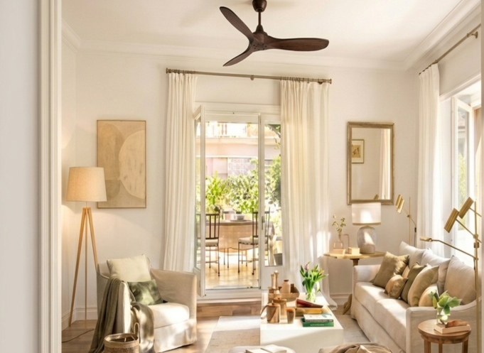 Plafondventilator zonder licht, geïnstalleerd in een woonkamer met meerdere lichtbronnen