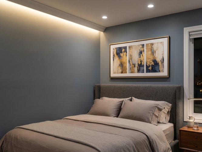 Główna sypialnia z ciepłą białą taśmą LED zamontowaną na suficie