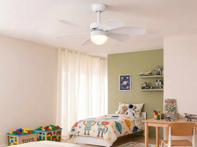 Kleine kinderkamer met een plafondventilator met lamp