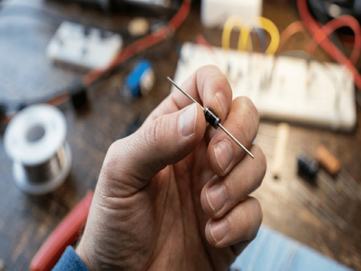 Osoba trzymająca diod z naświetlacz LED