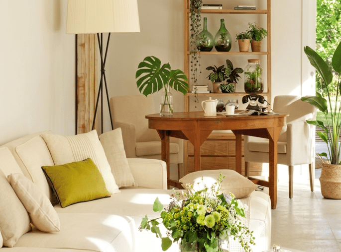 Une maison conçue dans un style naturel et agrémentée de verdure et de plantes