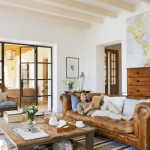 Mujer tumbada en un sofá vintage del salón de su casa
