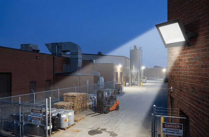 Foco proyector LED exterior eficiente instalado en una zona industrial 