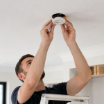 ¿A qué altura hay que instalar un downlight LED? Profesional realizando una instalación de un downlight