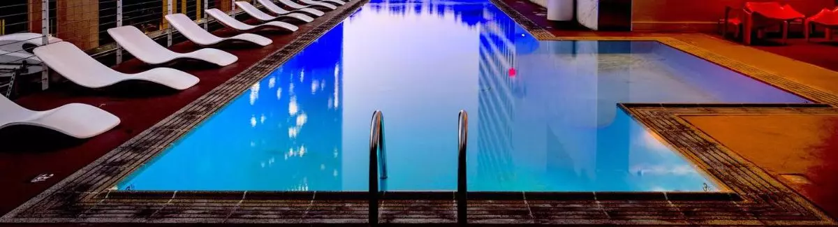 Como iluminar uma piscina já construída