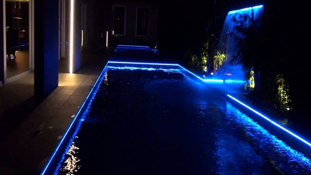 Piscina iluminada con LEDs
