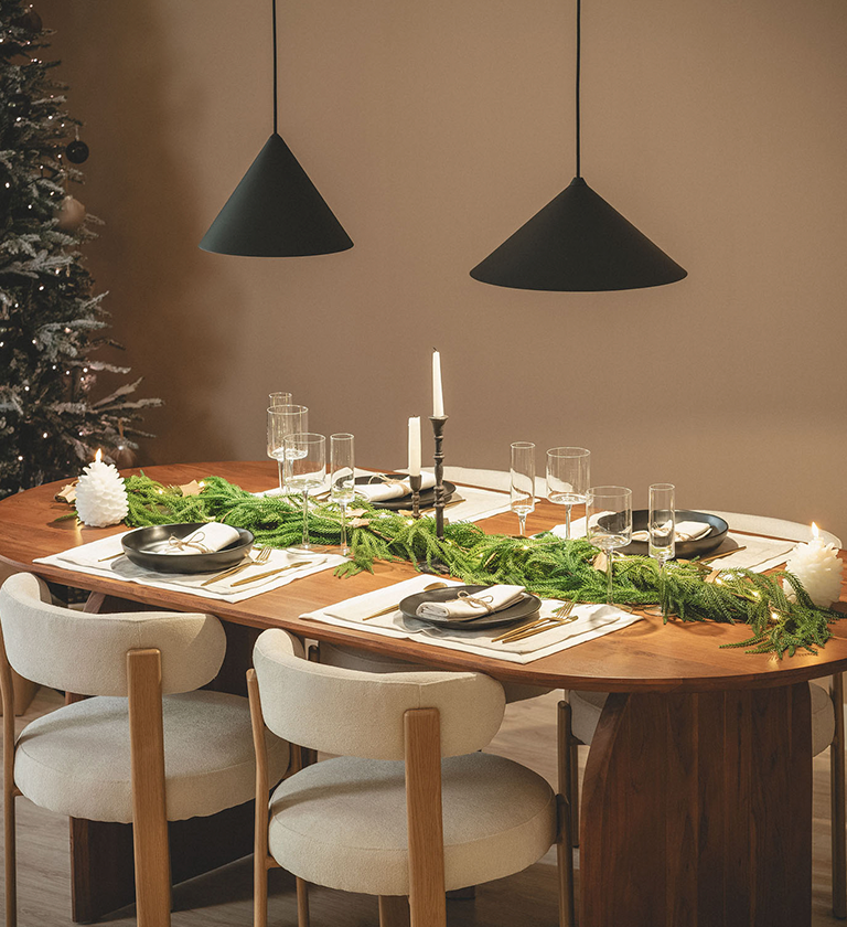Fotografia com árvore de Natal e mesa com decorações natalícias LED