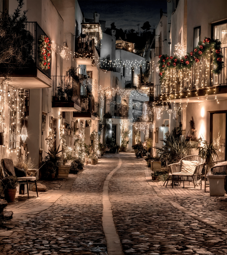 Fotografía de un balcón exterior decorado con productos LED para navidad de efectoLED